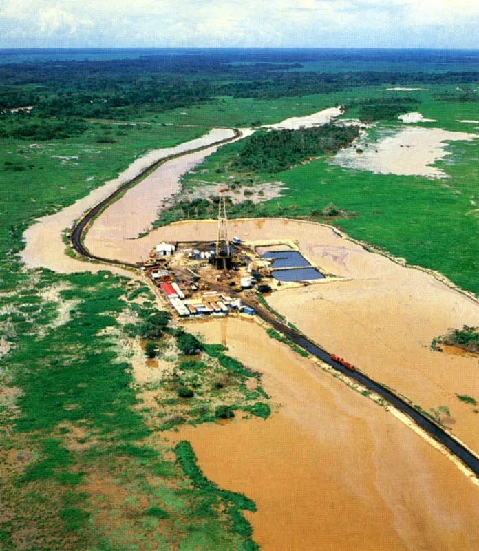 Sabanas ganaderas del Llano y pozo petrolero en Cao Limn, Arauca. 