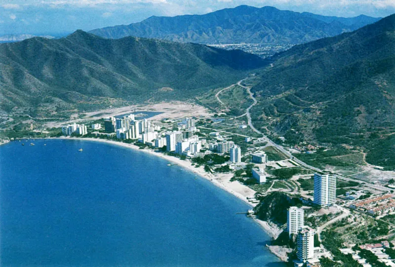 Baha concha en el parque Tayrona, la Quinta de San Pedro Alejandrino donde muri el Libertador Simn Bolvary el sector turstico de El Rodadero, caracterizan el rea de la ciudad de Santa Marta. 