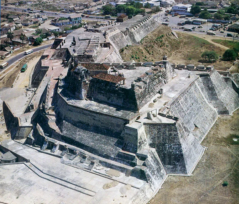 Las viejas murallas, el sector turstico de Bocagrande, el Centro de Convenciones y el boxeo, expresan la Cartagena de hoy.   