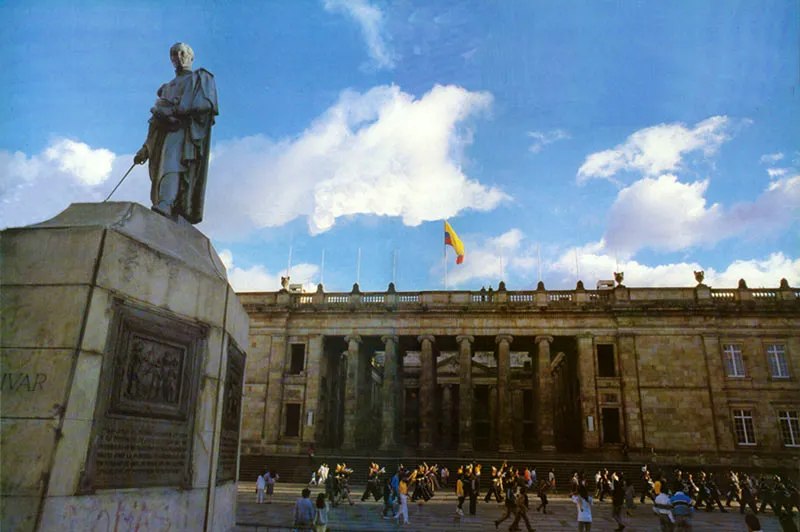 Plaza de Bolvar, costado central.
 Diego Samper