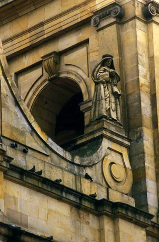 Detalle de estatua y campanario, catedral primada. Helmuth Dumfahrt