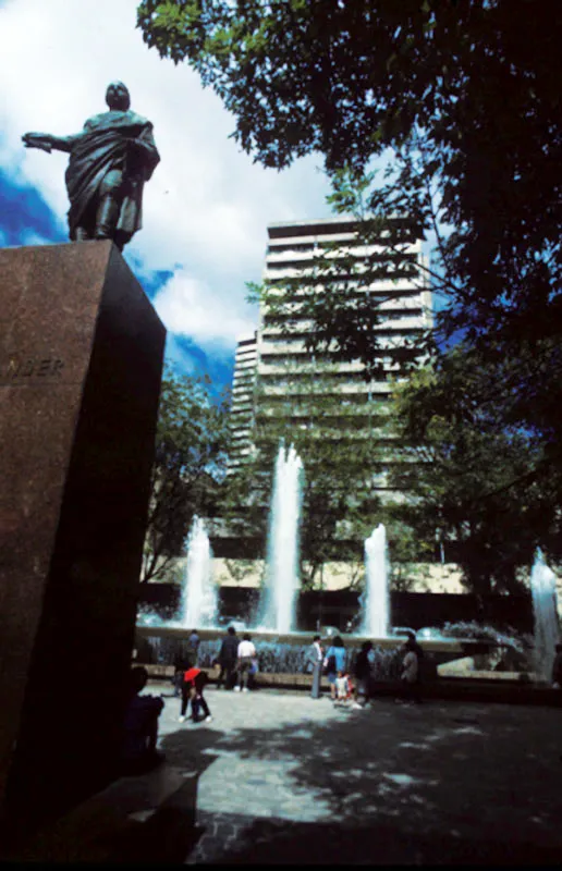 Parque de Santander, Estatua y Edificio Banco Central. Diego Samper