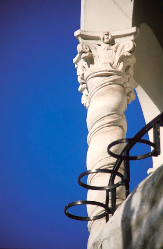 Detalle de capitel, barrio de Teusaquillo. Helmuth Dumfahrt