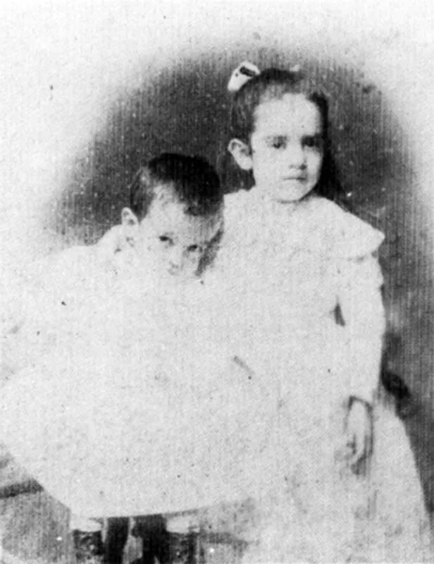 El maestro con su hermana Romelia. 1901 