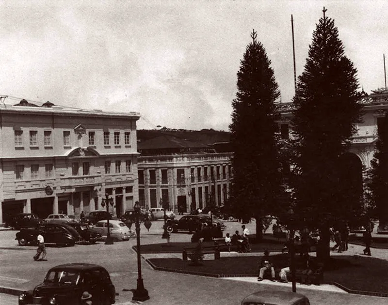 Plaza de Bolvar, costado occidental.  