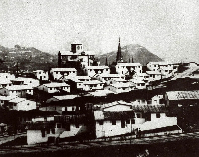 Barrio Chipre.  Rplica de la antigua Catedral y torre de la actual hacia 1950. 