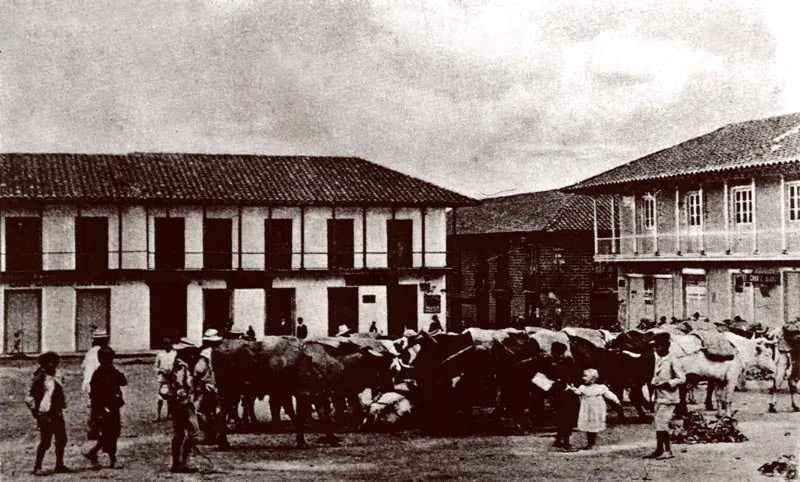 Plaza de Bolívar, costado de la Gobernación. Casa de Rufino Elías Murillo.
