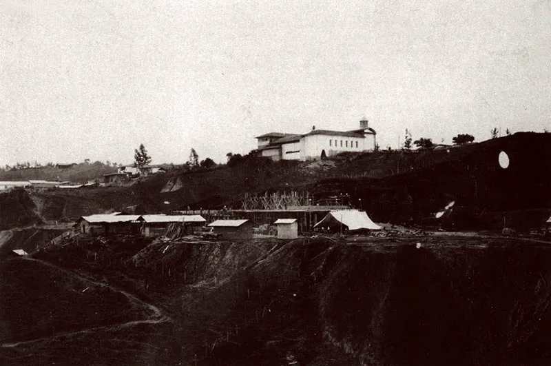 Construcción de la estación del ferrocarril.