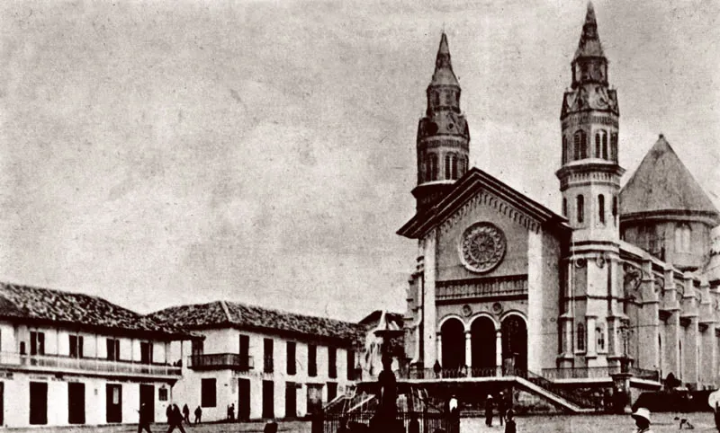 La fuente y la Catedral hacia 1900. Casas de Juan de Dios Jaramillo y Gabriel Arango.