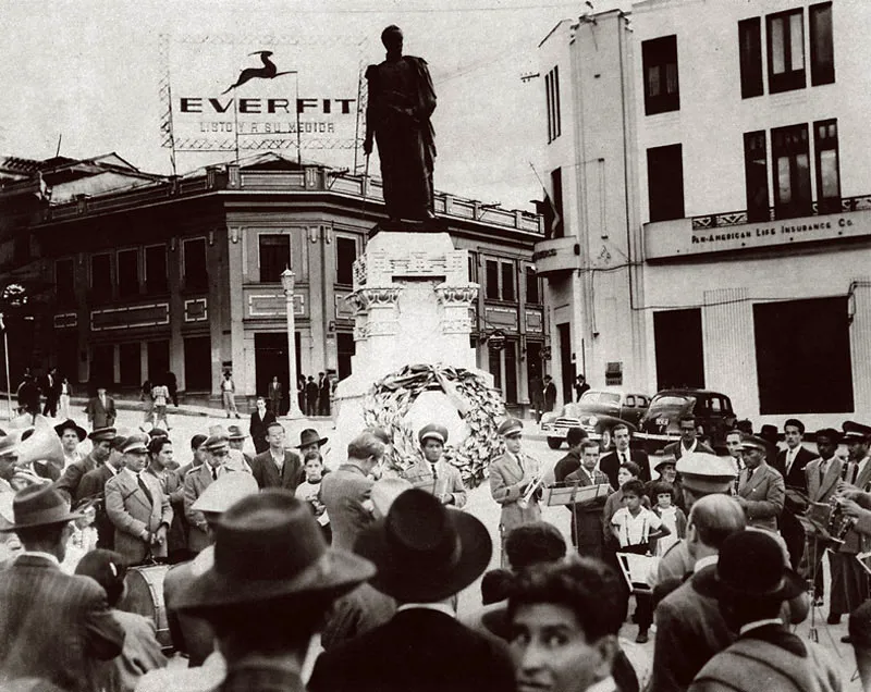 Plaza de Bolvar, estatua del Libertador.  