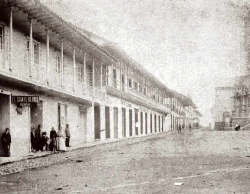 Costado oriental de la Plaza de Bolvar hacia 1910.   