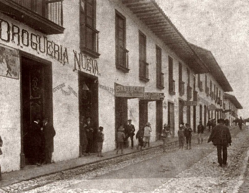 Calle del costado de la Catedral hacia 1910. 