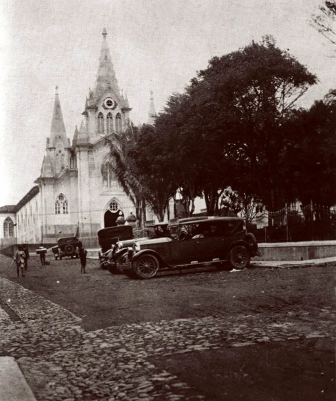 Parque de Sucre e iglesia de La Inmaculada hacia 1920. 