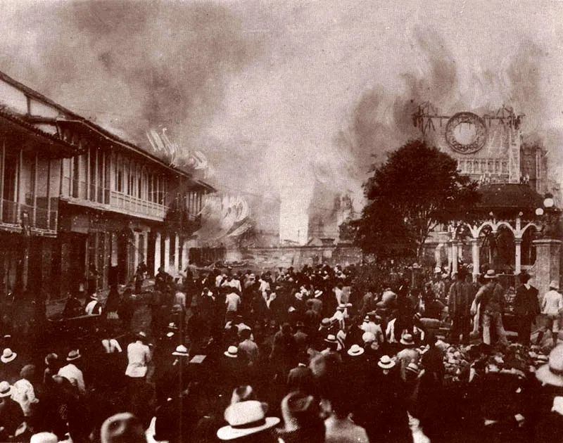 Incendio de la Catedral.  Fotografa coloreada a mano.  