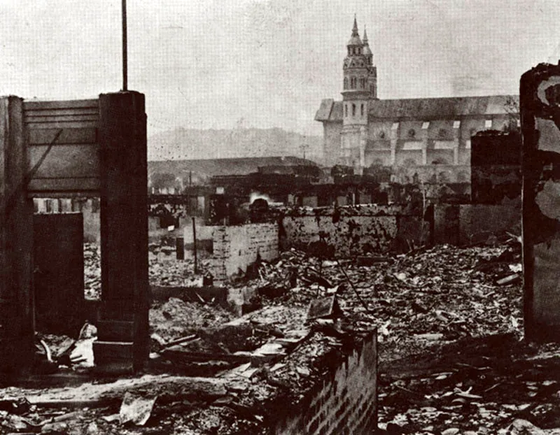 Ruinas.  Al fondo se observa intacta la Catedral.   