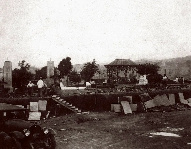 Banqueo de la Plaza de Bolívar después del incendio, julio de 1925.
