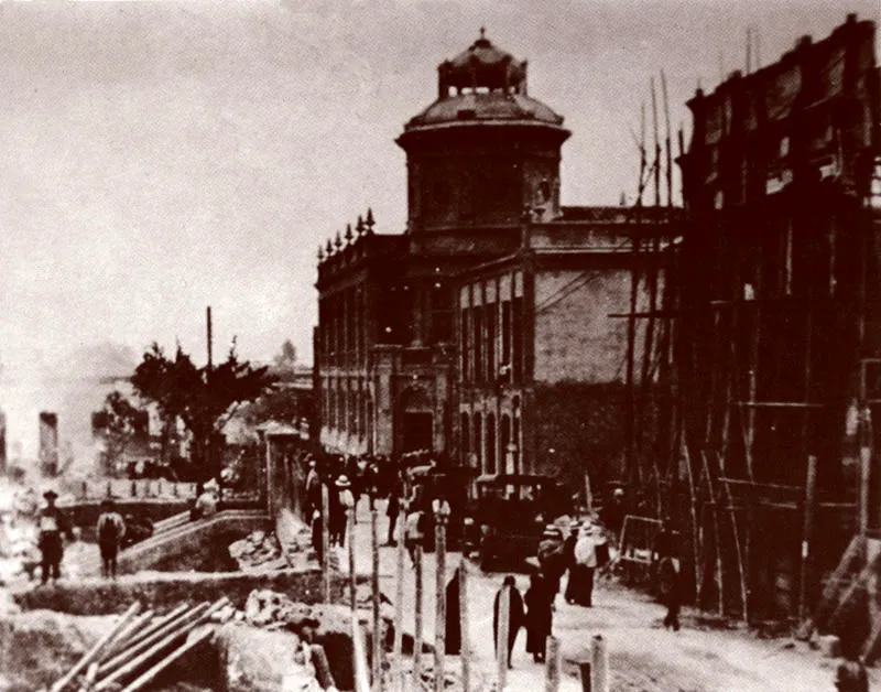 Reconstruccin despus del segundo incendio.  Al fondo el Palacio Municipal.  