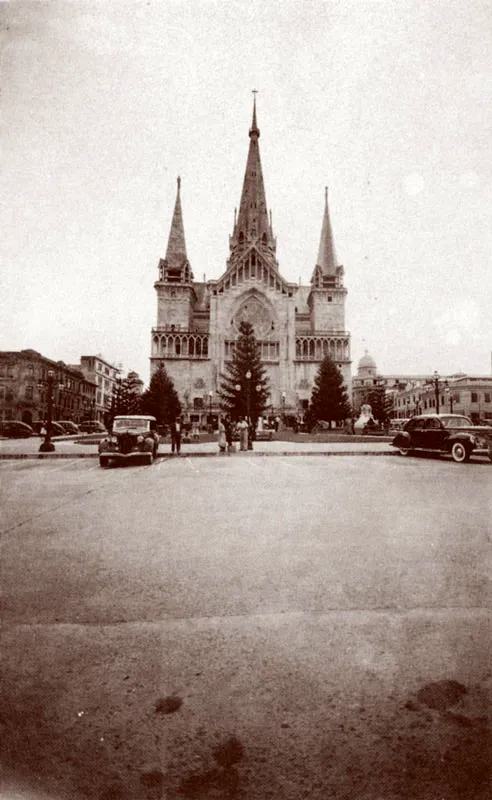 Plaza de Bolvar y la Catedral hacia 1950. 