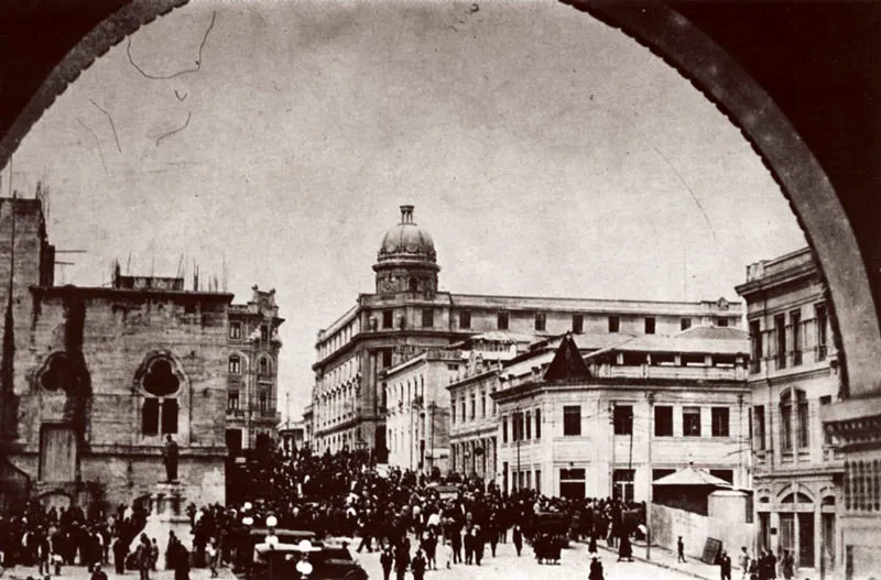 Catedral en construccin y Palacio Nacional al fondo.  