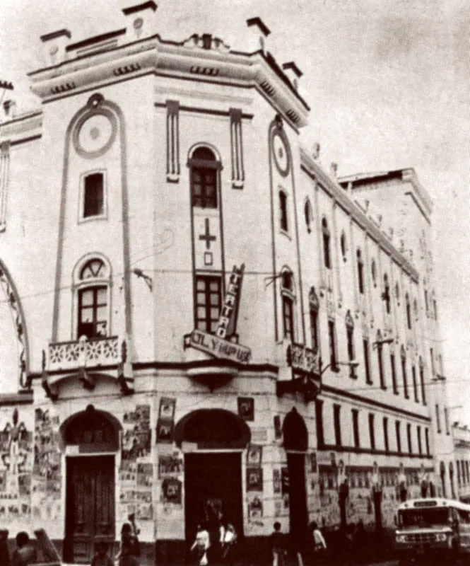 Teatro Olympia, construido por la Compaa Ullen.  Artesonados de Clmaco Agudelo.  