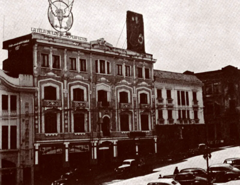 Plaza de Bolvar costado oriental.  Ayer casa de Rafael Genaro Meja, en el centro.  Hoy Banco Central Hipotecario.  