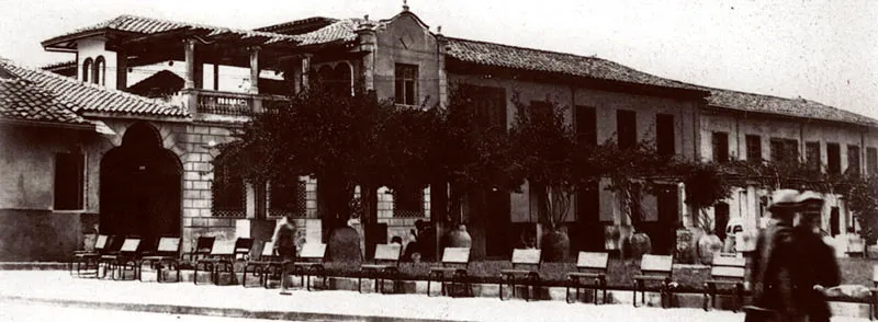 Plaza Los Fundadores, costado occidental.  Ala izquierda, casa de Jaime Robledo Uribe. 