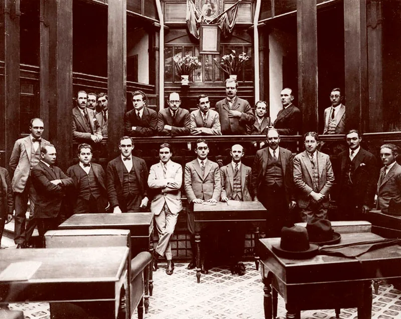 Concejo Municipal en 1926.  Primera fila de izquierda a derecha:  en tercer lugar Julio Buitrago, en quinto lugar Guillermo Londoo Meja y le siguen:  Ricardo Arango Franco, Bernardo Salazar Grillo, Elas Gmez Robledo, Juan Bautista Angel, Sinforoso Ocampo y en ltimo lugar Fernando Gutirrez.  Segunda fila:  Jos Gutirrez Palau, en cuarto lugar Tulio Gmez Estrada, sexto Jos Manuel Gutirrez, Ricardo Jaramillo, Enrique Cordovez y Tulio Londoo J.  