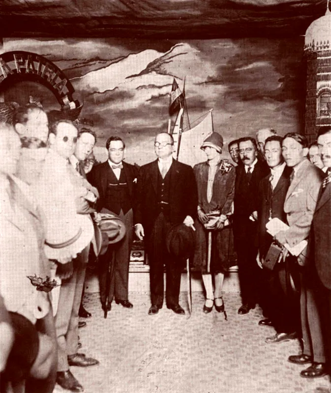 El presidente.  Miguel Abadia Mendez (al centro) acompaado por Ignacio Rengifo, Ministro de Guerra, Aura Escobar, reina de los carnavales, y Daniel Gutirrez Arango, Gobernador.  Hacia 1927. 