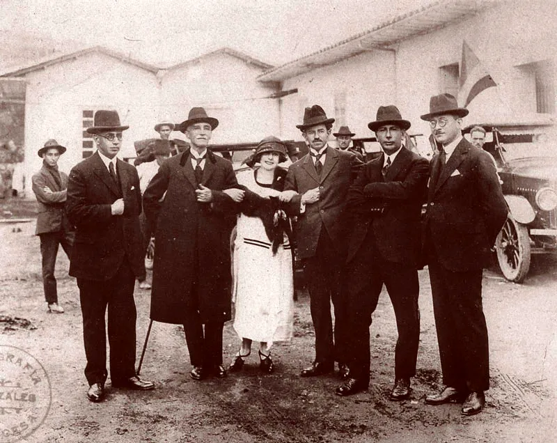 El presidente Carlos E. Restrepo con Rita Hoyos Robledo, reina de los juegos florales de 1924, el poeta Guillermo Valencia y Nepomuceno Meja (el mono). 