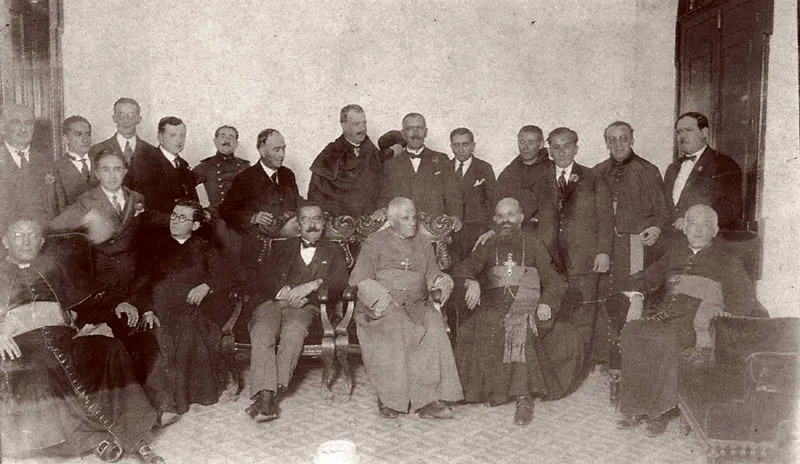 Acto oficial en 1927.  Entre otros, Silvio Villegas, pbro.  Adolfo Hoyos, Daniel Gutirrez, monseor Salazar y Herrera, Antonio Ocampo, Gerardo Arias, Santiago Vlez, Ricardo Jaramillo, Pompilio Gutirrez, Jos Manuel Gutirrez y monseor Luis Carlos Muos.  