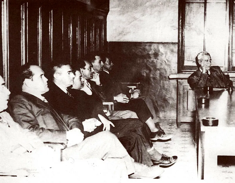 Pedro Uribe y algunos concejales reunidos el 12 de abril de 1950. 