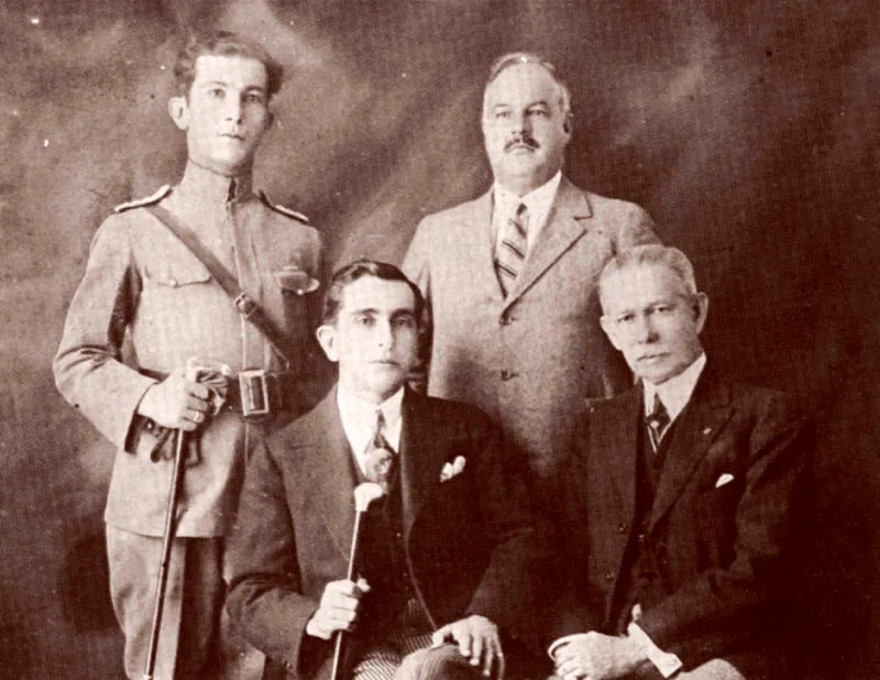 Fundacin del Cuerpo de Bomberos en 1925.  De pie de izquierda a derecha:  capitanes Octavio Hernndez y Jos Mena.  Sentados, el alcalde Jos Manuel Gutirrez y el comandante Guizado.  