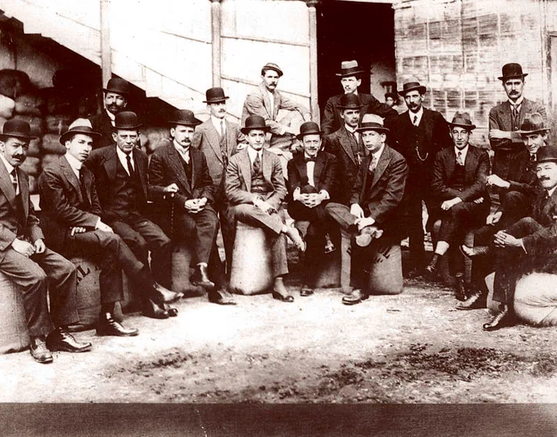 Exportadores de caf.  Entre otros, Francisco Jaramillo Ochoa, Carlos Pinzn. Nepomuceno Meja, Sinforoso Ocampo y Jaime Gutirrez, hacia 1910. 