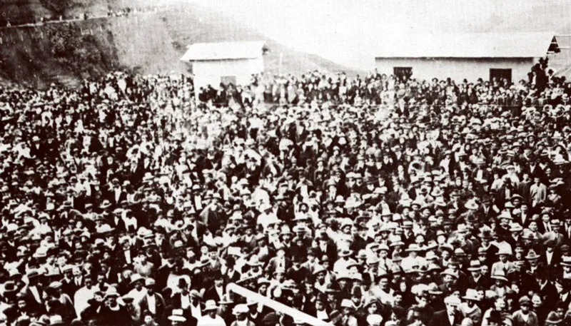 Da de fiesta por la llegada del ferrocarril.  