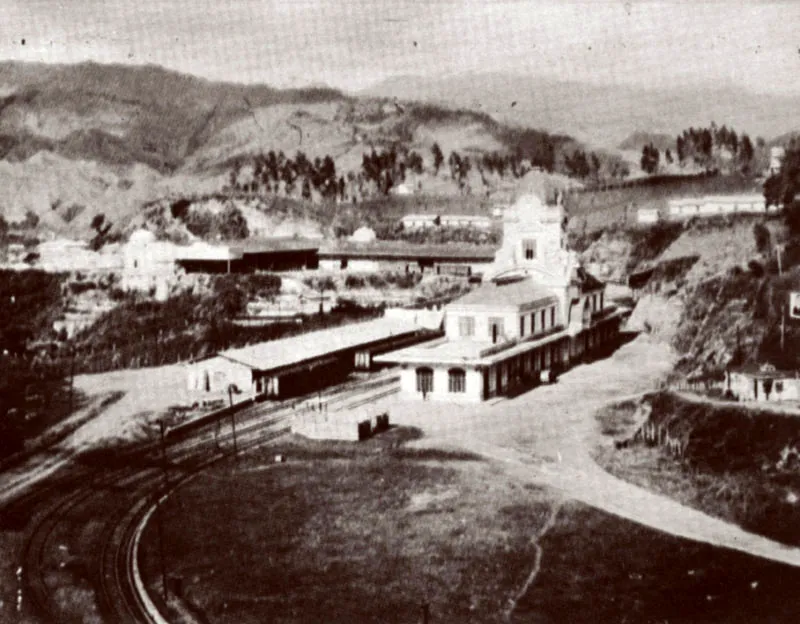 Estacin del Ferrocaril de Caldas, actualmente la Universidad Autnoma.  Fotografa en 1950.  