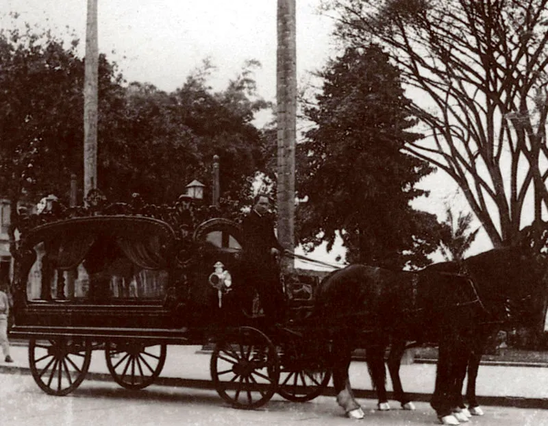 Coche funebre perteneciente ala Funeraria la Equitativa.  