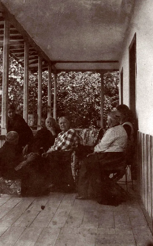 Joaquinita, Doloritas y Jesucita Crdenas Cano y acompaantes hacia 1930.  En su casa se estableci una tertulia literaria a finales de siglo.   