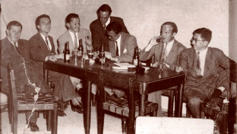 Grupo Literario "Milenios" (1947 - 1950).  De izquierda a derecha, Jorge Hoyos, Alberto Londoo, Samuel Ocampo, Jos Vlez, Javier Angel, Rafael Lema y Jorge Santander.  