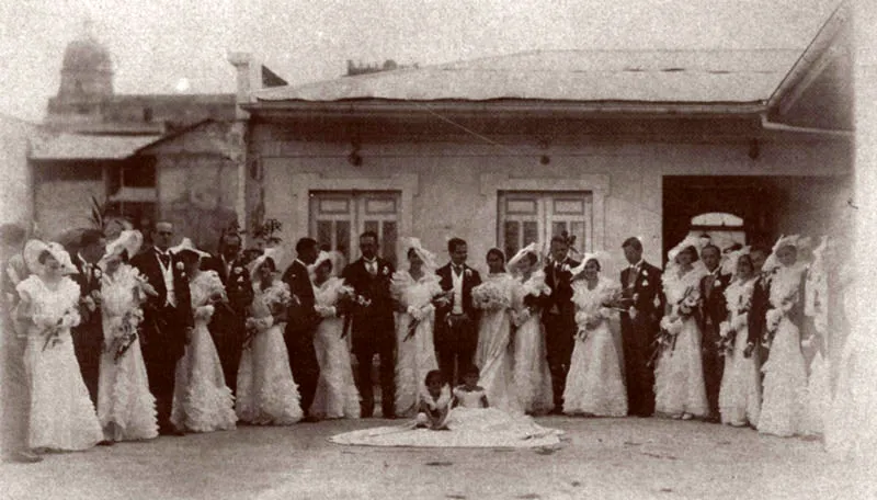 Corte de honor en el matrimonio de Rodolfo Schader y Mariela Valencia.  La ceremonia se celebr en 1932. 