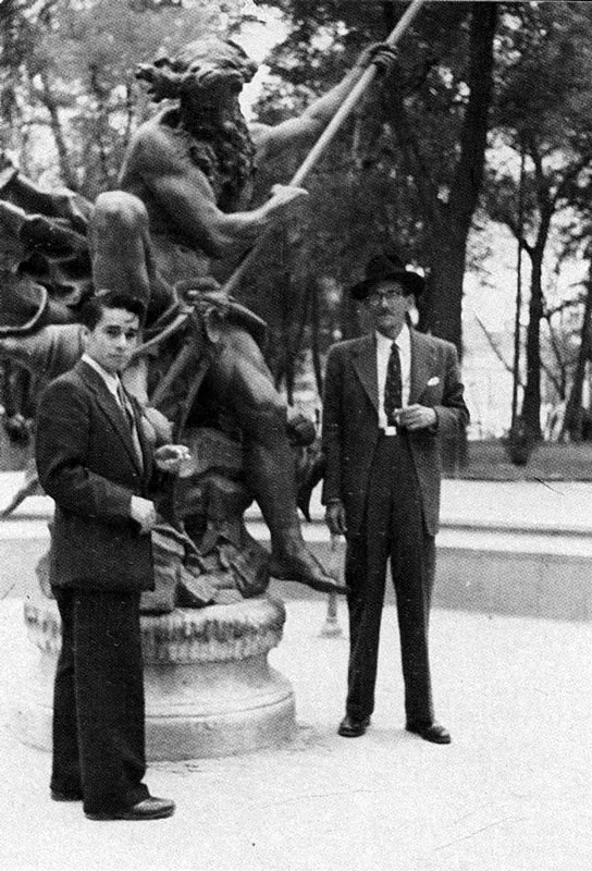 El artista con el poeta Leopoldo de la Rosa en el Parque de la Alameda, México, 1950.
