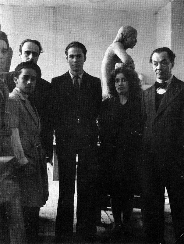 En la Escuela de Billar Artes en Bogotá, con Ignacio Gómez Jaramillo, Miguel Sopó, el Maestro José Domingo Rodríguez, María Teresa Zerda y el pintor Castillo. 1941.