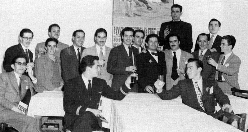 El artista en México, con Pedro Restrepo Peláez, el mago Bernardo Echeverri, el escultor Rómulo Rozo y sus hijos, Carlos Ariel Gutiérrez, Alberto Mesa, Marco Duque Gómez, Henry Valencia y Bernardo Polanco. 1950.