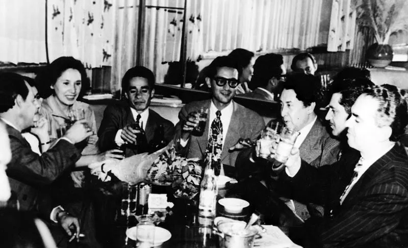 Con Celia Calderón de la Barca Olivera, el día de su matrimonio, en compañía (de derecha a izquierda) de: Carlos Javier Gutiérrez, el arquitecto Raúl Cacho Álvarez, el pintor David Alfaro Siqueiros, el pintor Oscar Frías (el gran camarada de México).
