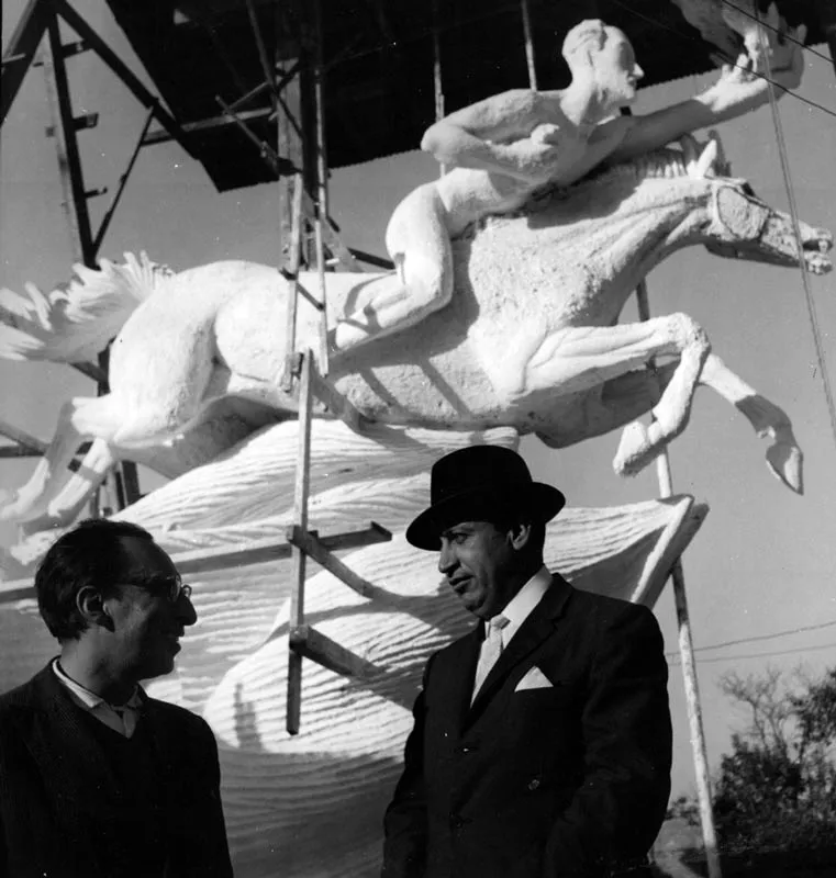 Otto Morales Benitez frente al Bolívar desnudo en ejecución, con Joel Marroquín, en el taller de Axotla, México, 1959.