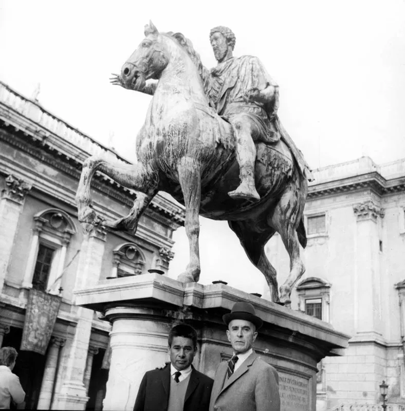 El Maestro con el poeta Germán Pardo García ante la estatua de Marco Aurelio en Roma.