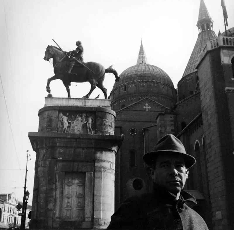 En Padua, Italia, frente al Gatamelatta de Donatello.  