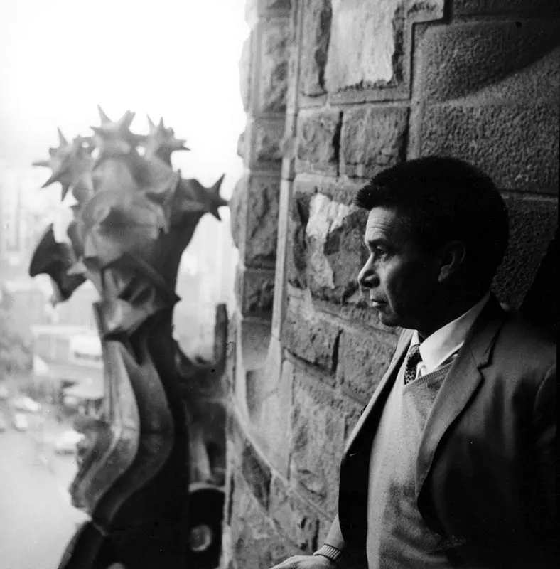 En Barcelona, frente a obra de Antonio Gaudí. 1967.