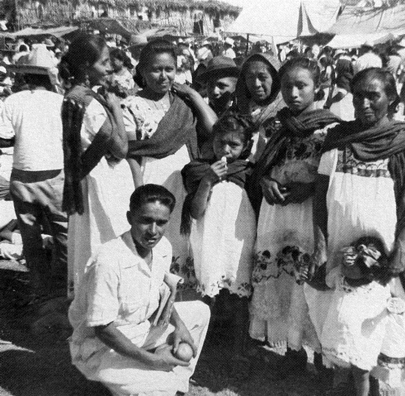 El artista con indígenas Mayas en Xalacho, Campeche, México. 1946.
