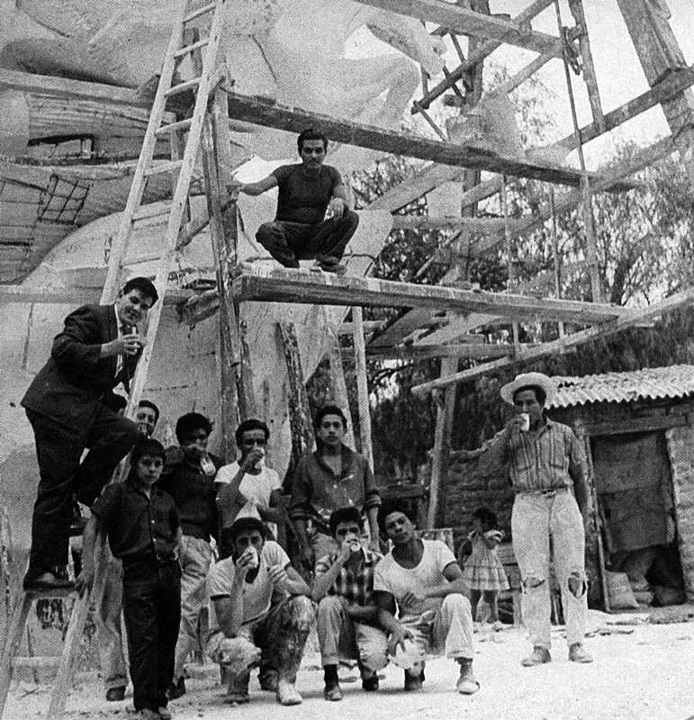 En el taller de Axotla, México. Varios amigos frente al Bolívar desnudo en ejecución. 1959.