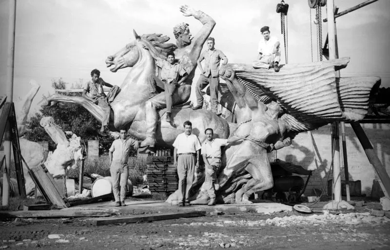 Ayudantes y colaboradores en el Córdoba de Rionegro. Instalaciones de Furesa, Medellín, Antioquia, Colombia, 1965.